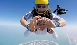 娱乐吃瓜酱跳伞视频下载,高清视频瞬间走红网络